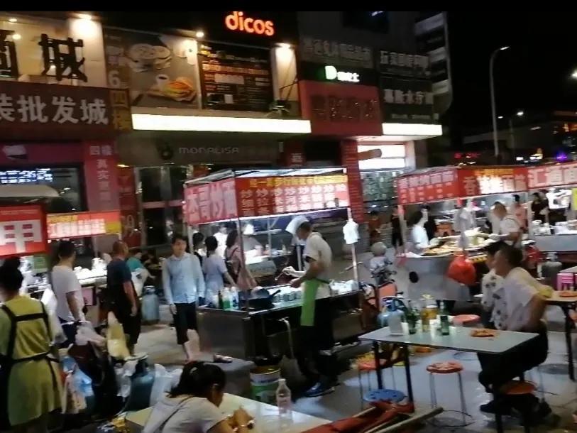 夜市小商品卖点啥（夜市小生意摆摊卖什么赚钱）